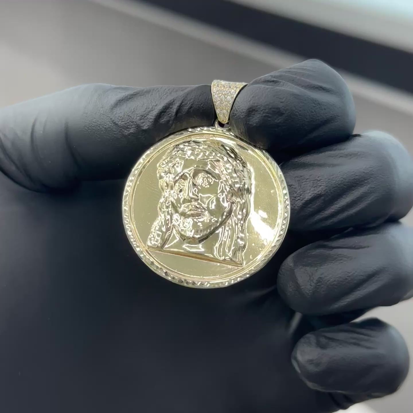 10k Gold Jesus Face Charm Circle Pendant